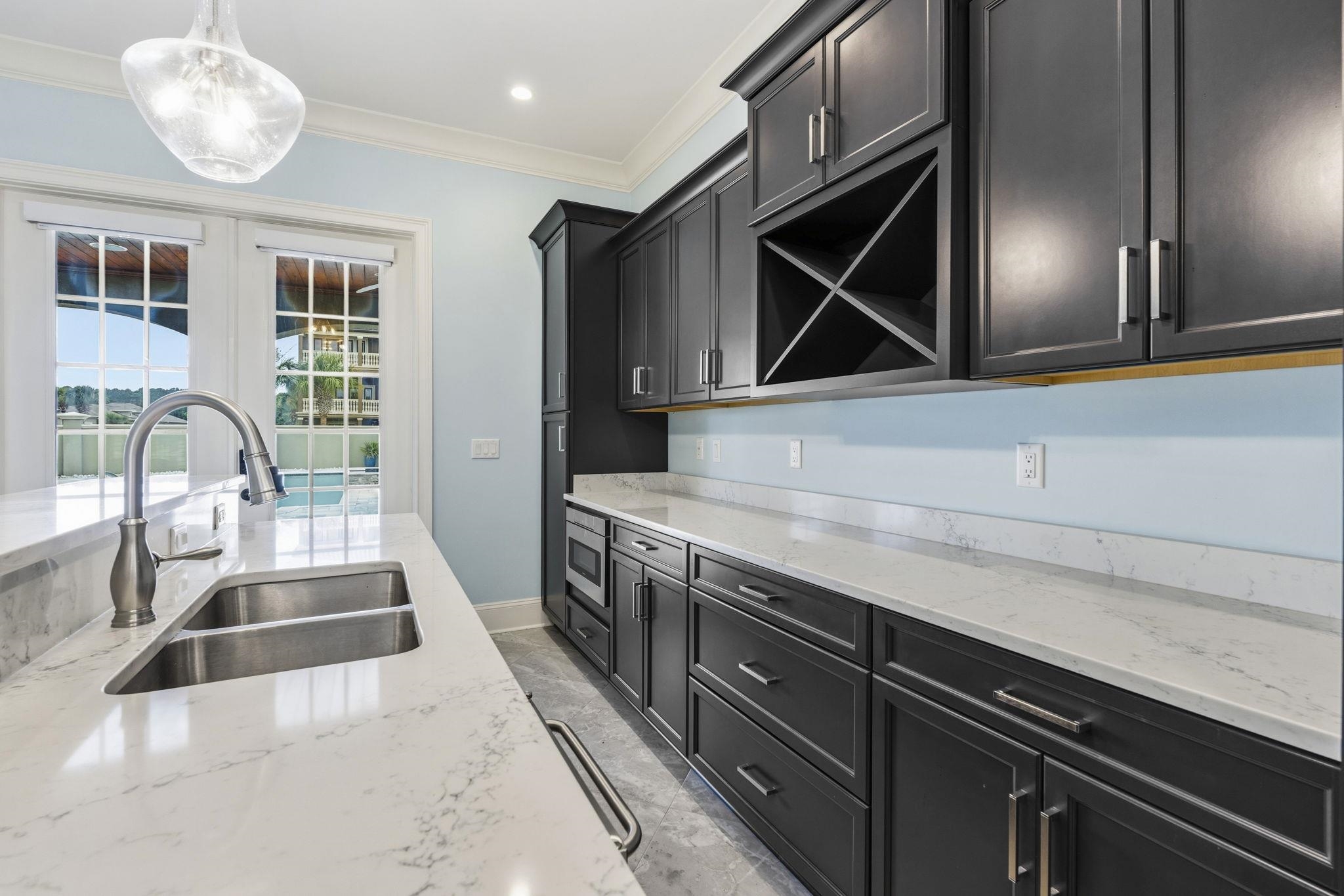 909 Bluffview Dr.