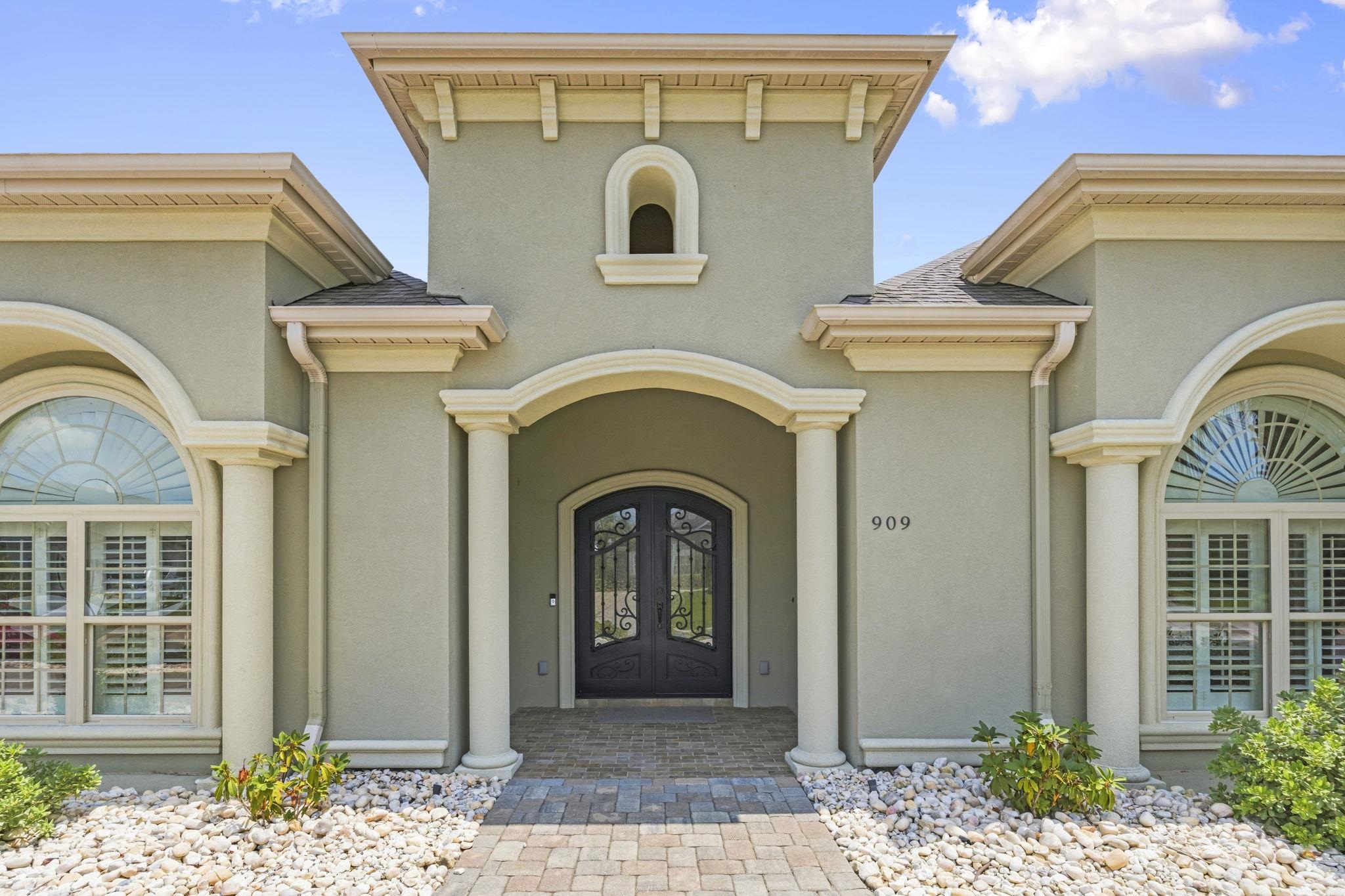 909 Bluffview Dr.