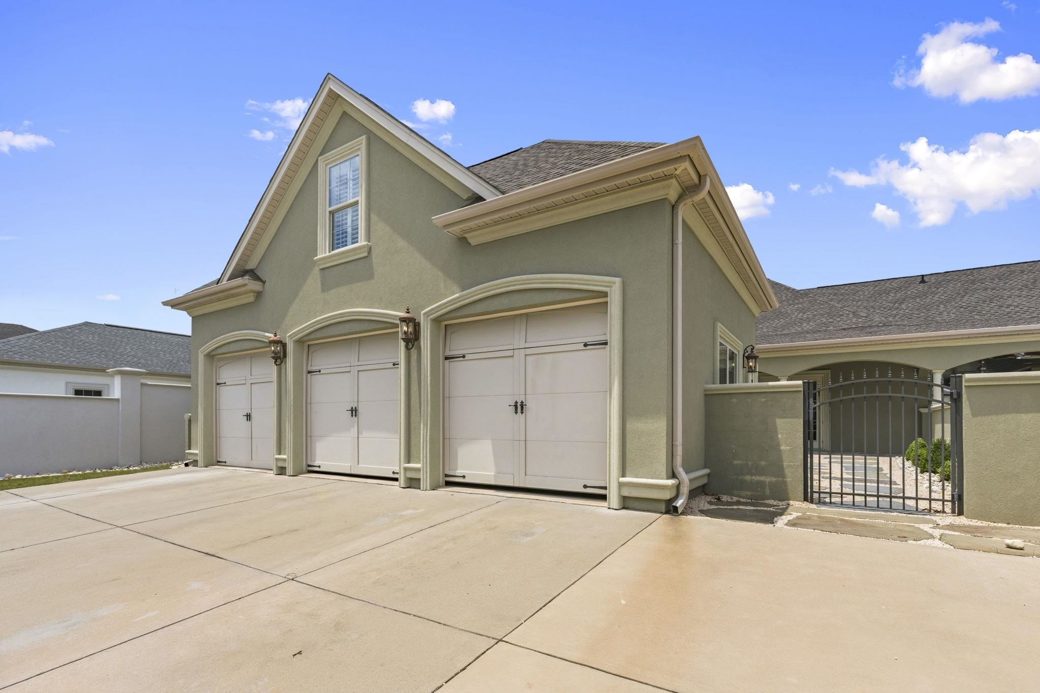 909 Bluffview Dr.
