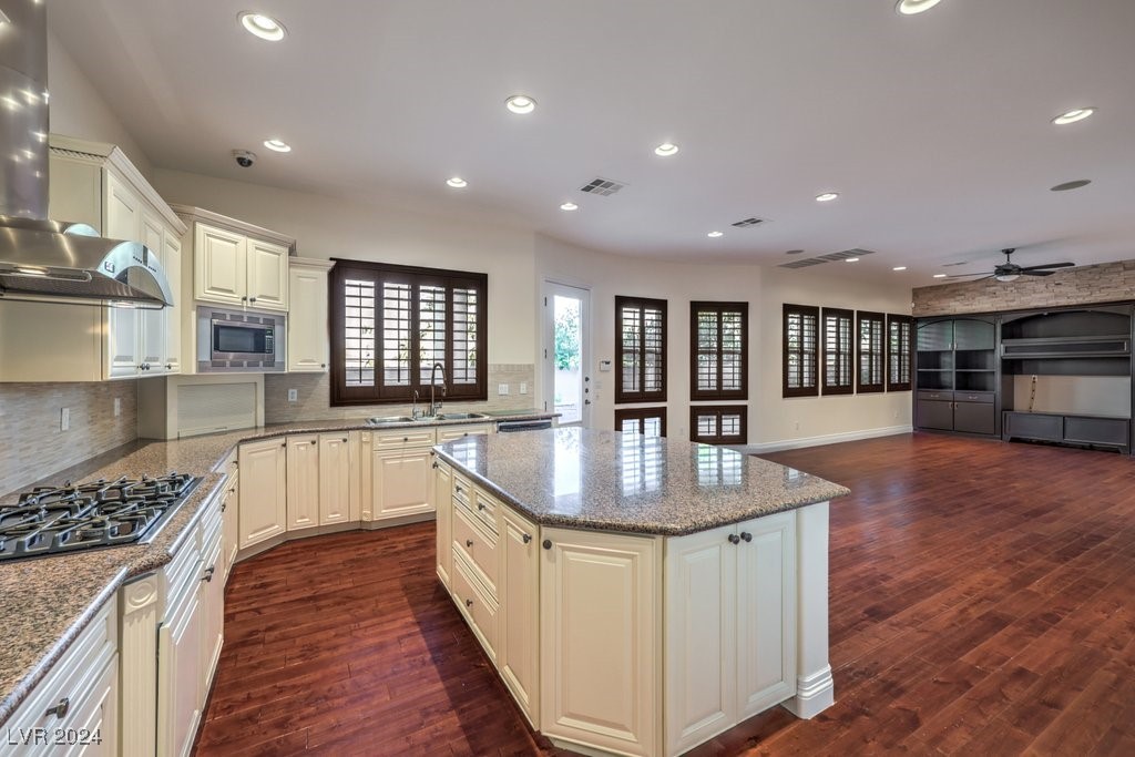 200 Villa Borghese Street