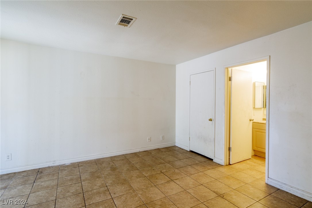825 Hedge Way 4