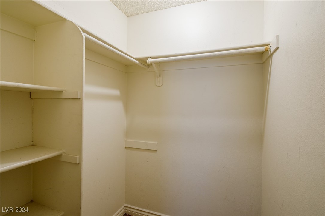 825 Hedge Way 4