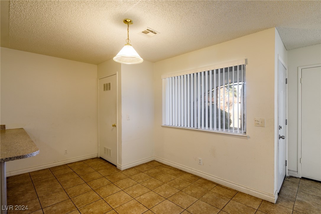 825 Hedge Way 4