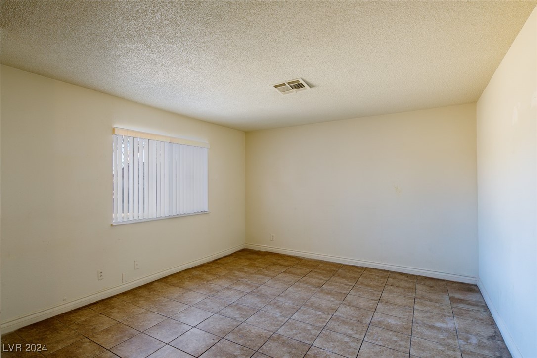 825 Hedge Way 4