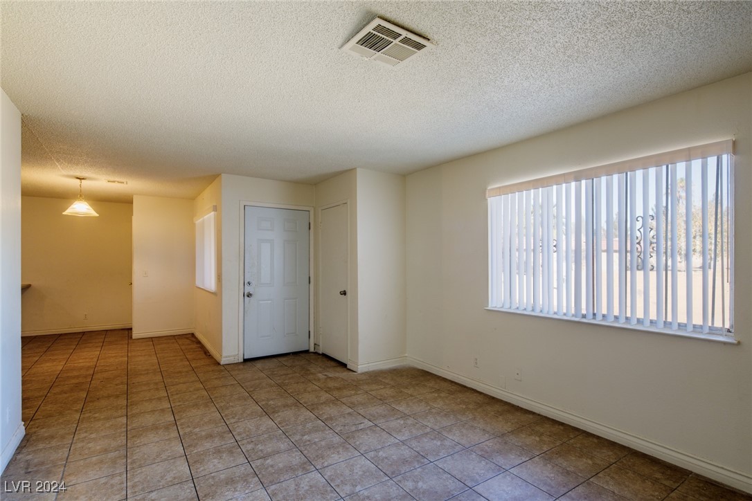 825 Hedge Way 4