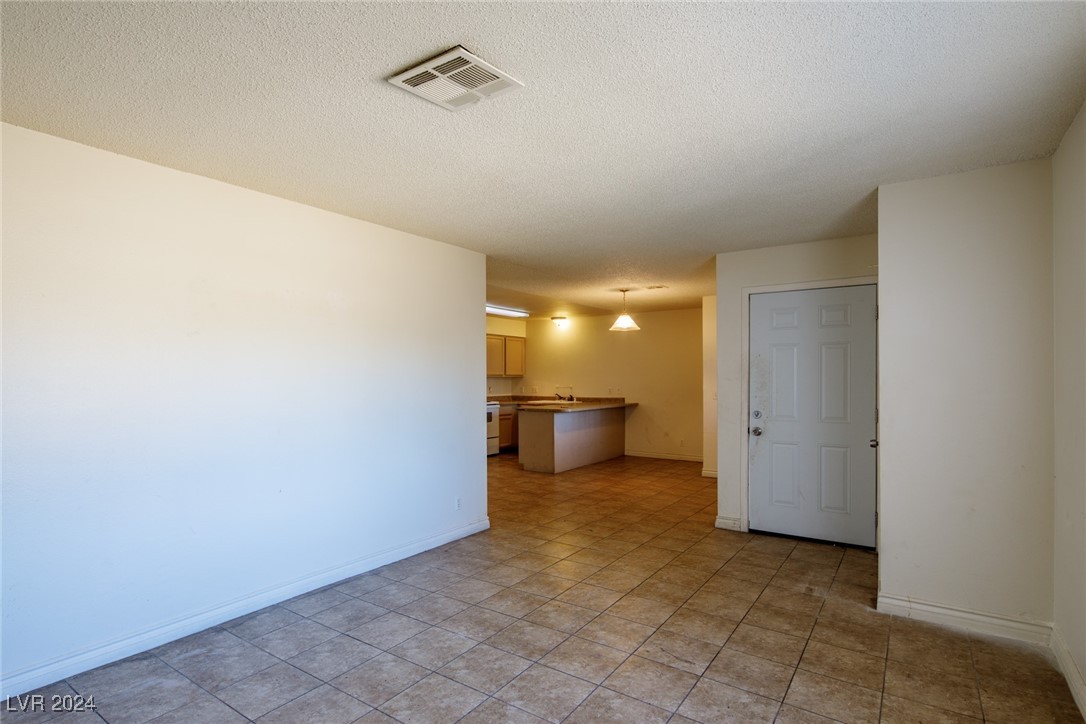 825 Hedge Way 4