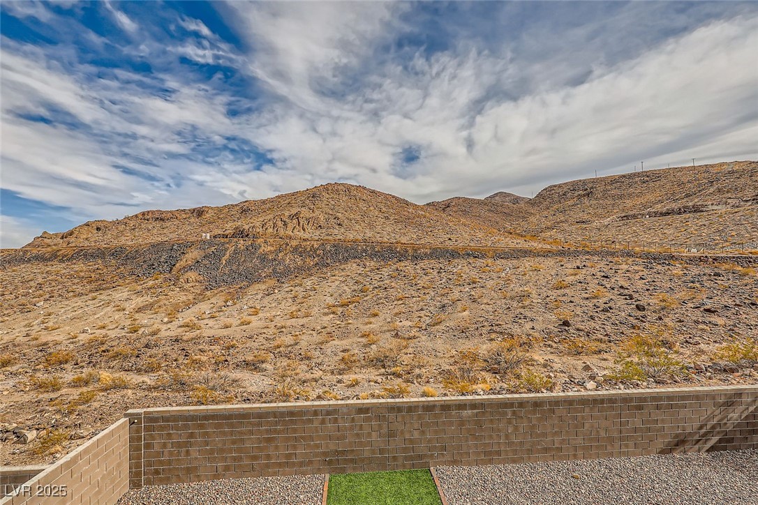 284 Crimson Edge Street