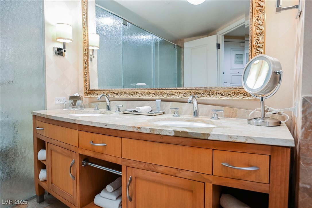 2000 FASHION SHOW Drive 5400