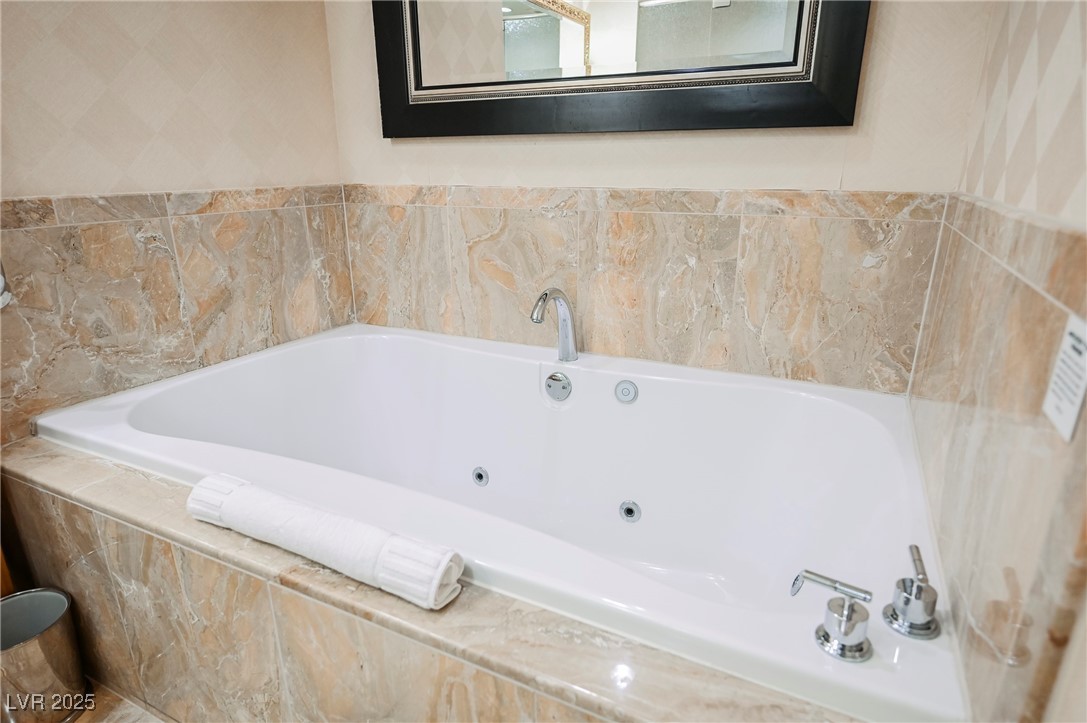 2000 FASHION SHOW Drive 5400