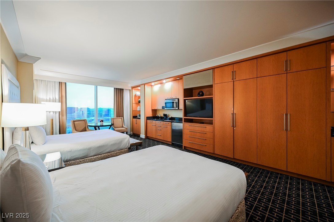 2000 FASHION SHOW Drive 5400