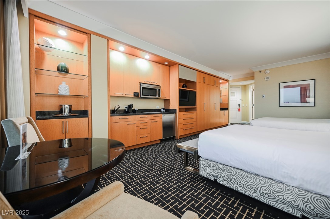 2000 FASHION SHOW Drive 5400