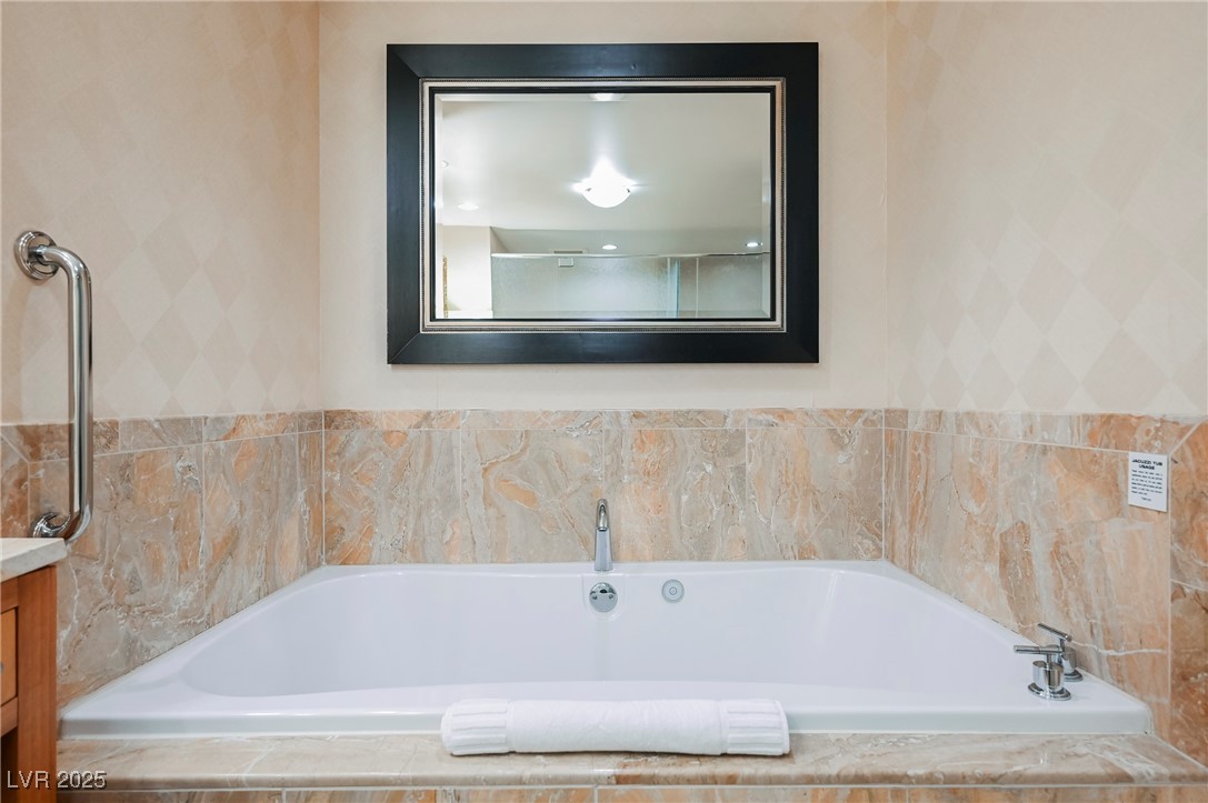 2000 FASHION SHOW Drive 5400