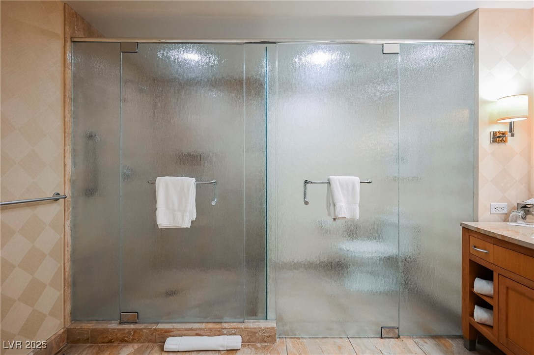 2000 FASHION SHOW Drive 5400