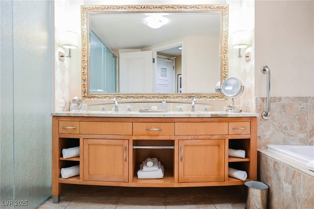 2000 FASHION SHOW Drive 5400