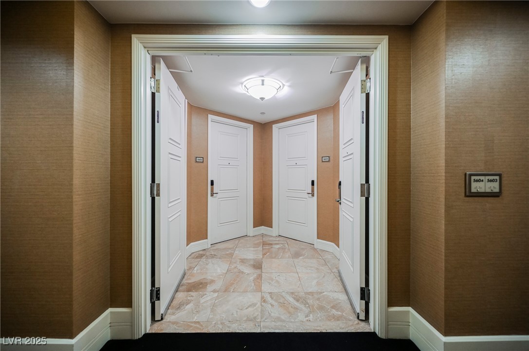 2000 FASHION SHOW Drive 5400