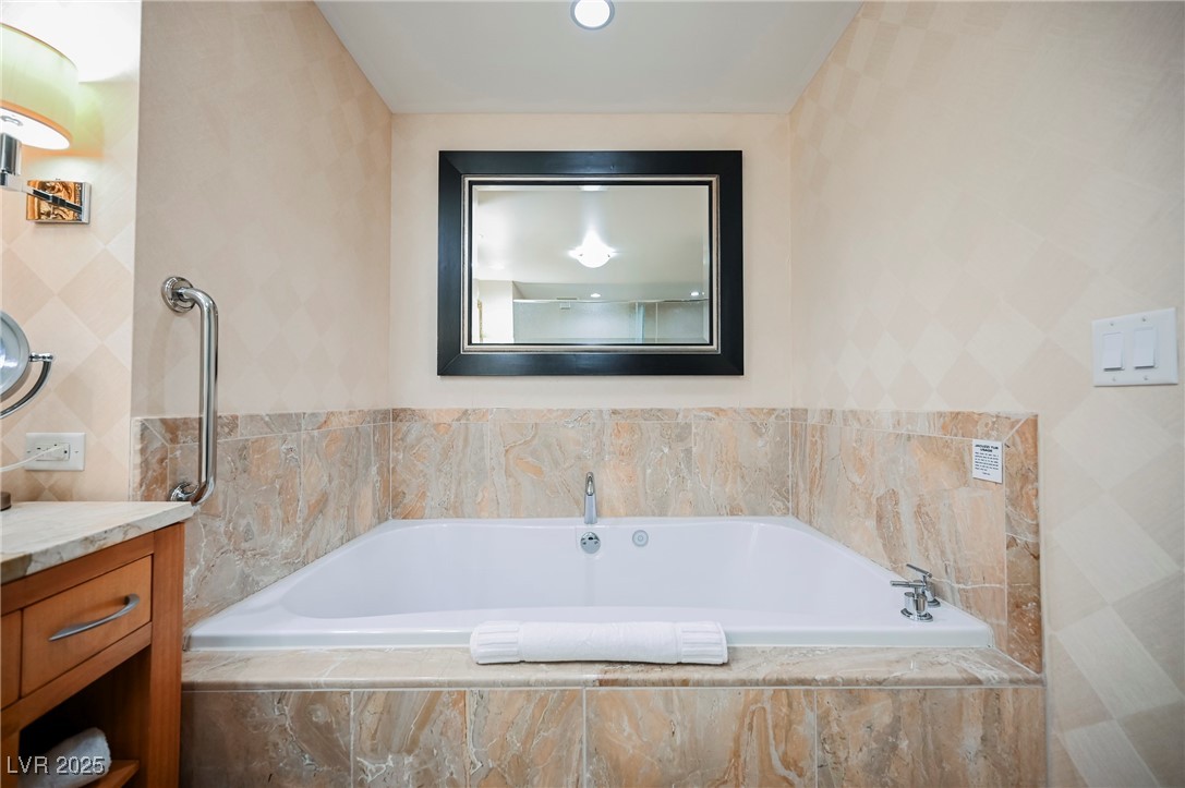 2000 FASHION SHOW Drive 5400