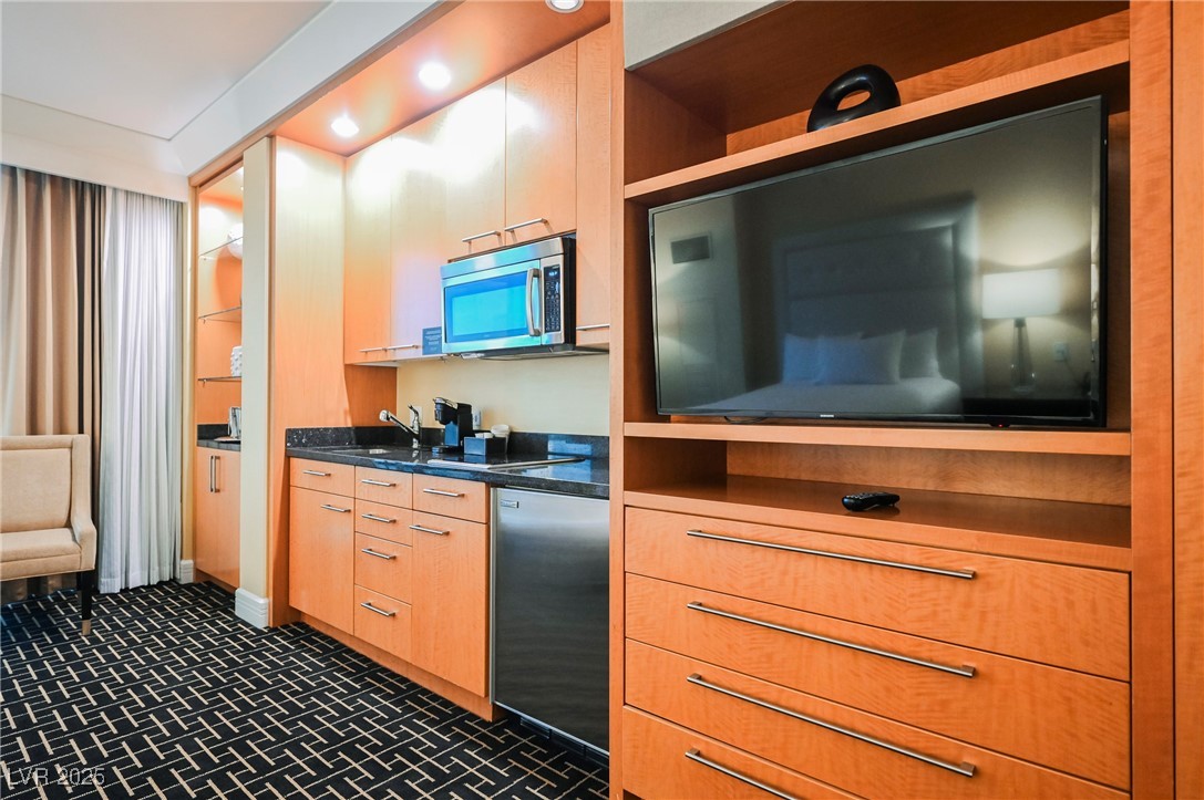 2000 FASHION SHOW Drive 5400