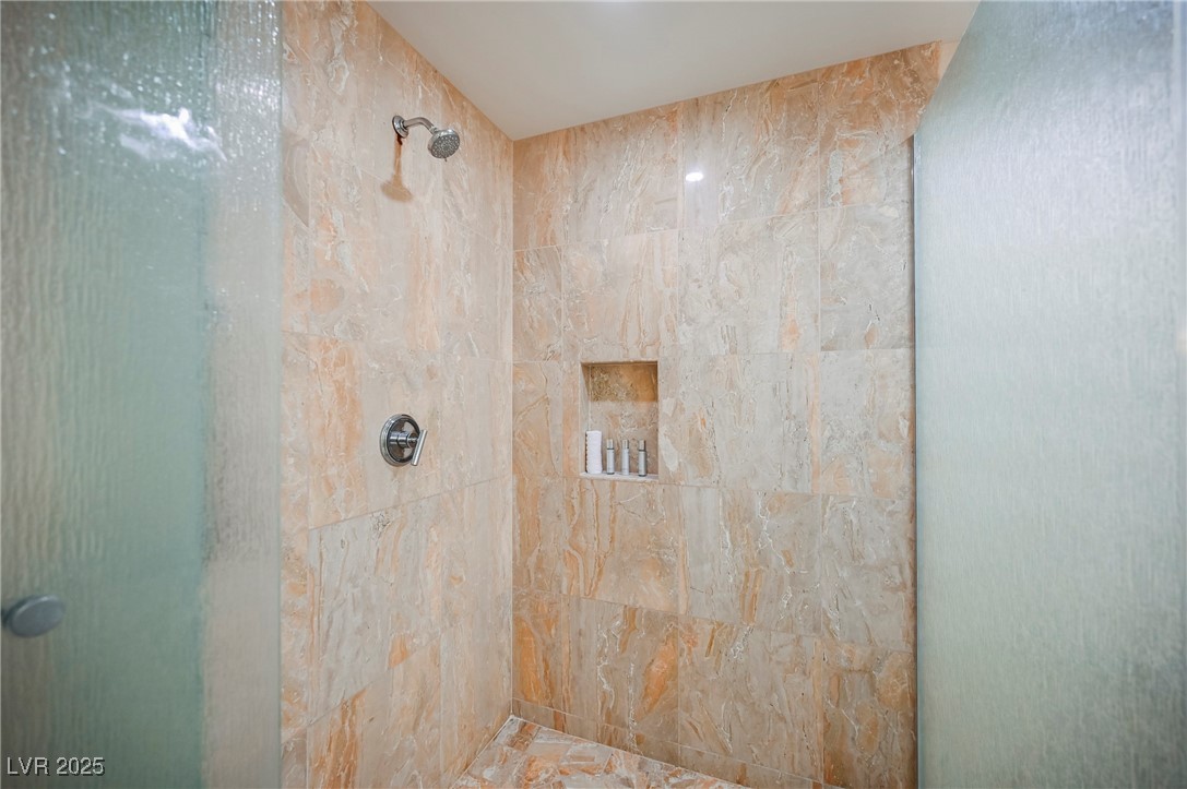 2000 FASHION SHOW Drive 5400