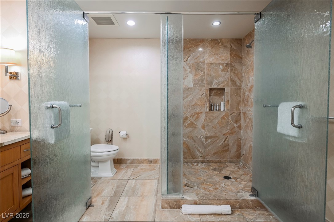 2000 FASHION SHOW Drive 5428