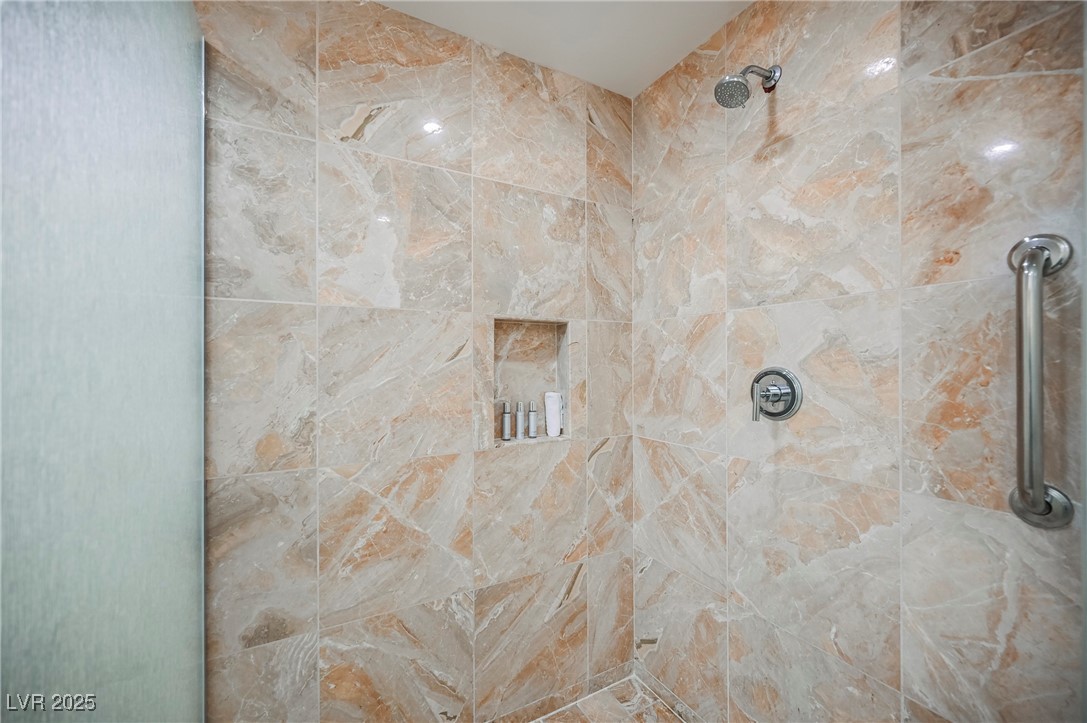 2000 FASHION SHOW Drive 5428