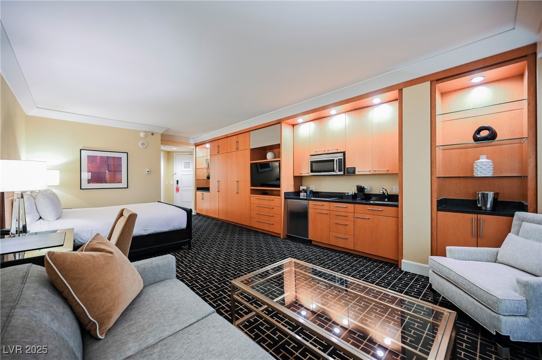 2000 FASHION SHOW Drive 5428