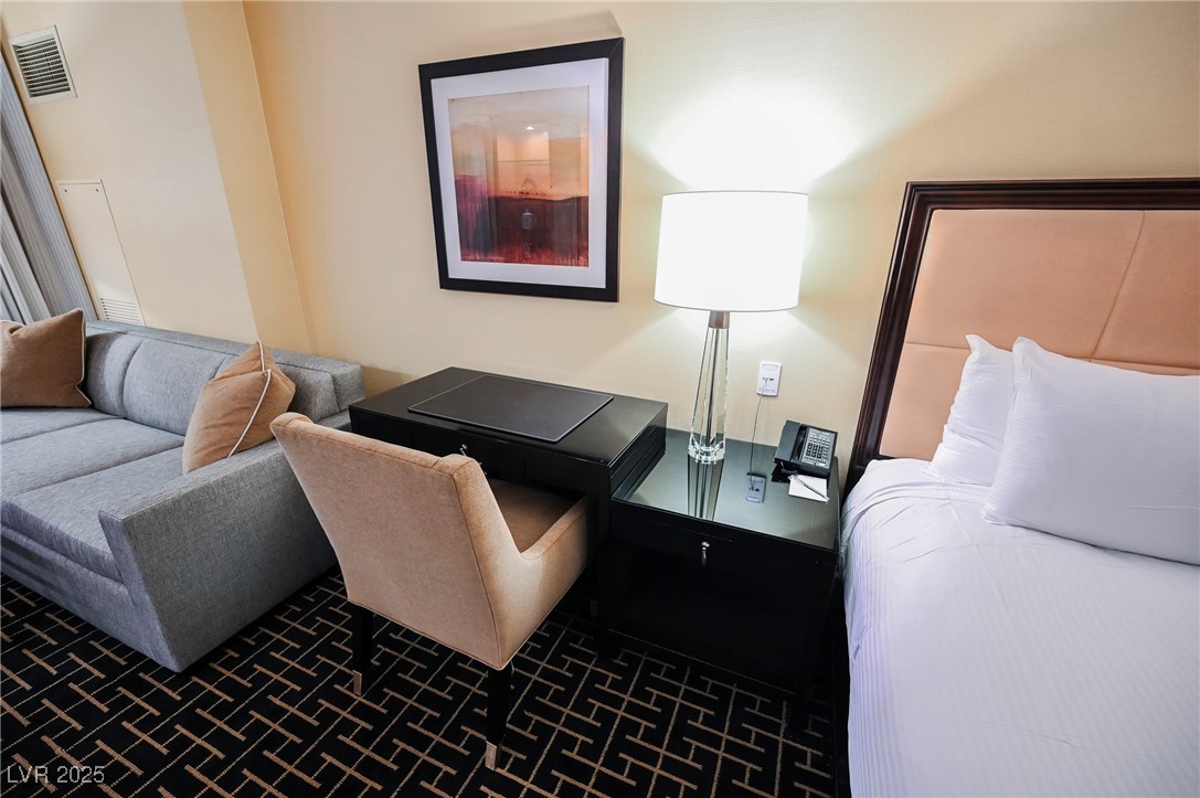 2000 FASHION SHOW Drive 5428