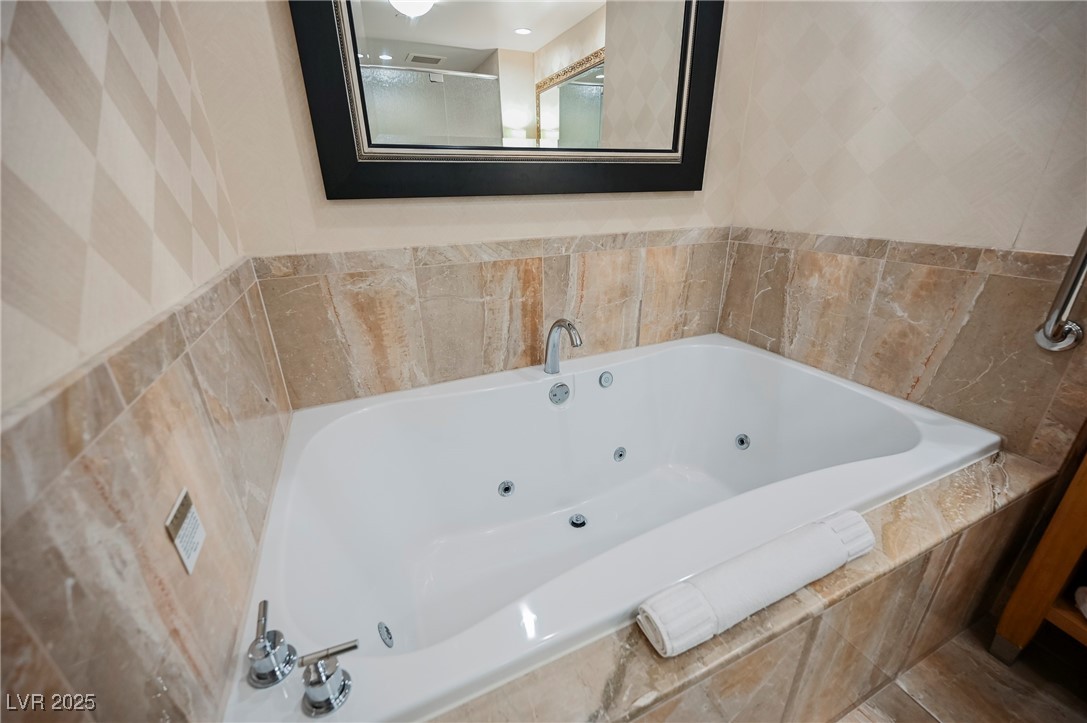 2000 FASHION SHOW Drive 5428