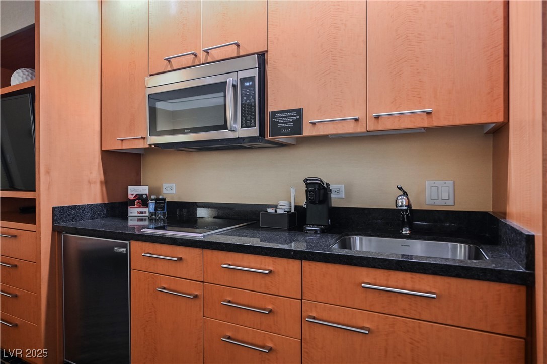 2000 FASHION SHOW Drive 5428