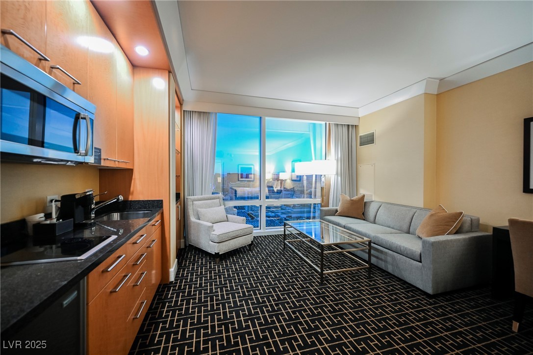 2000 FASHION SHOW Drive 5428