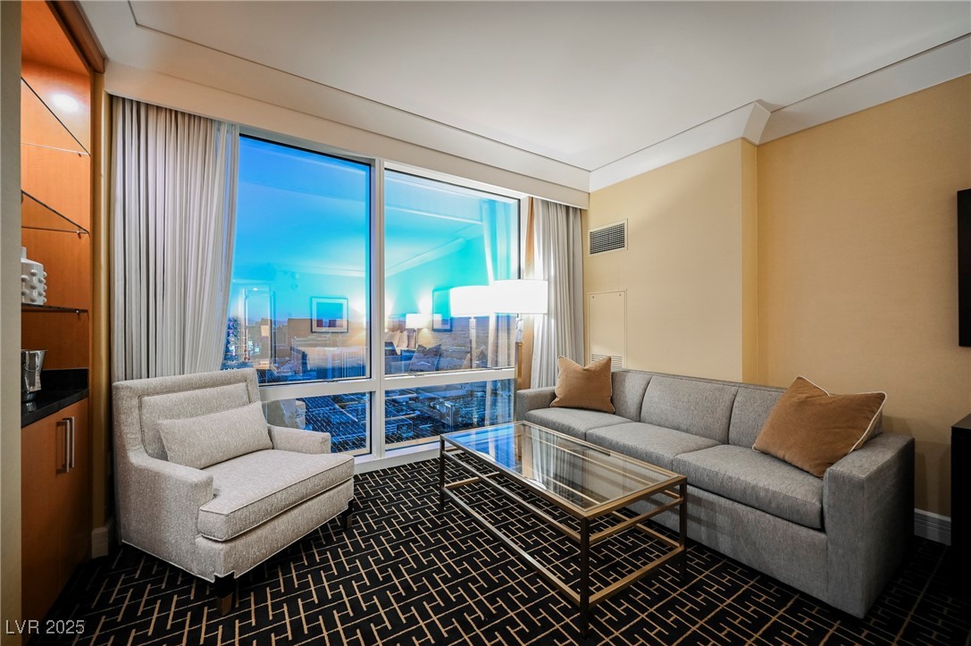 2000 FASHION SHOW Drive 5428