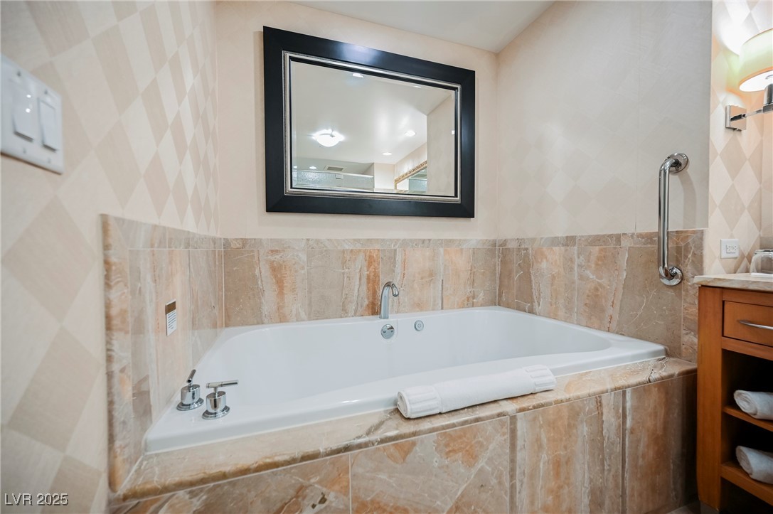 2000 FASHION SHOW Drive 5428