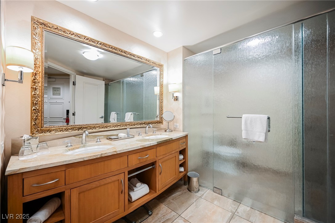 2000 FASHION SHOW Drive 5428