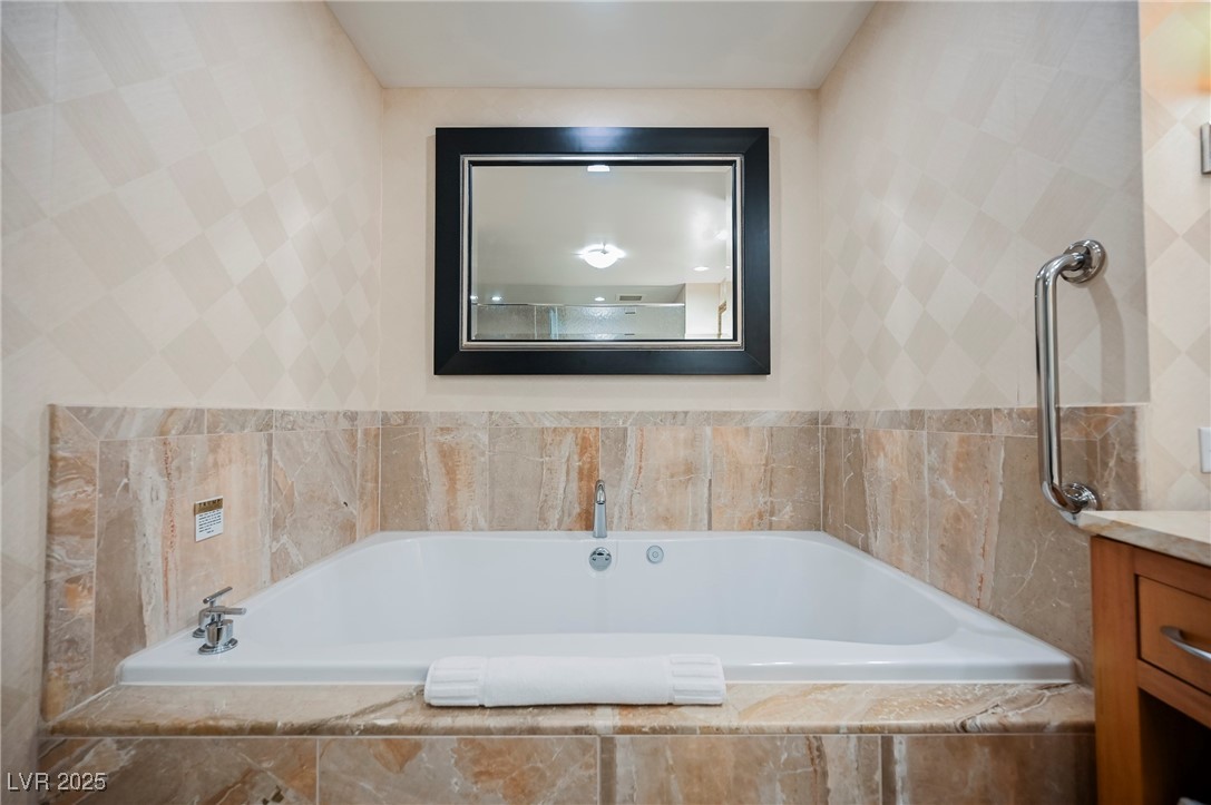 2000 FASHION SHOW Drive 5428