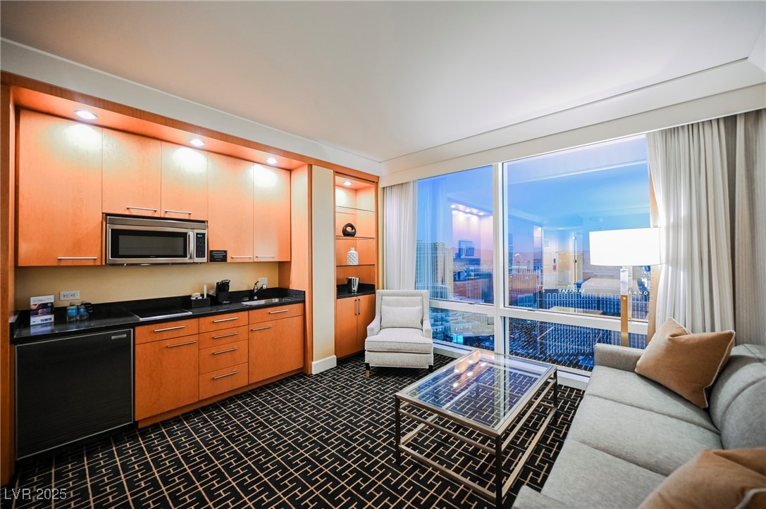 2000 FASHION SHOW Drive 5428