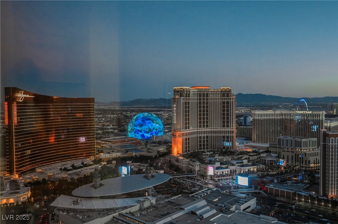 2000 FASHION SHOW Drive 5428