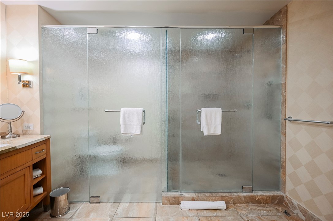 2000 FASHION SHOW Drive 5428