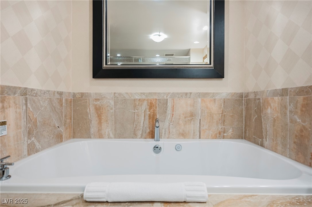 2000 FASHION SHOW Drive 5428