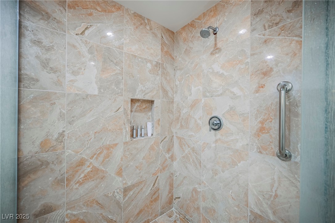 2000 FASHION SHOW Drive 5428