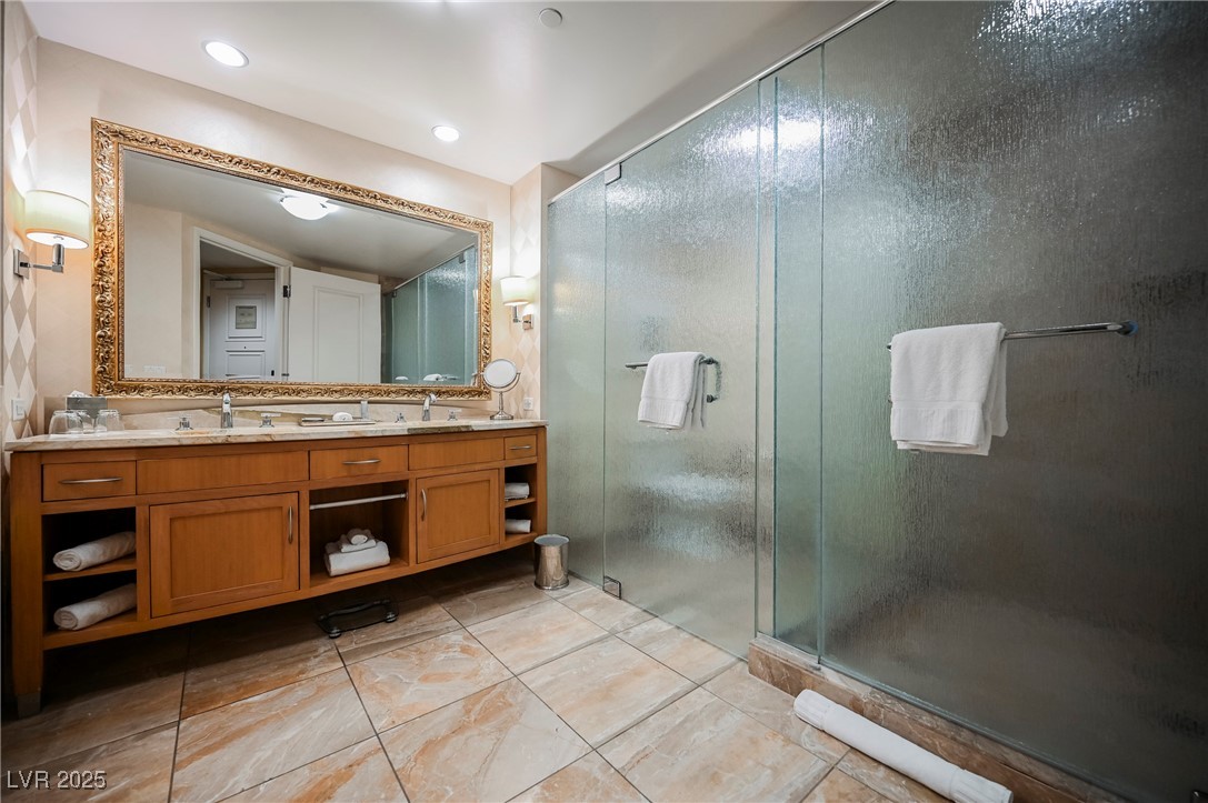 2000 FASHION SHOW Drive 5428