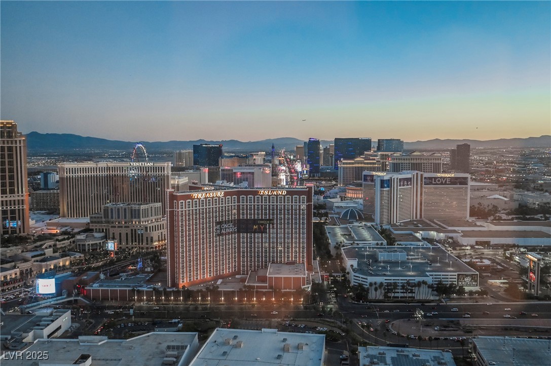 2000 FASHION SHOW Drive 5428