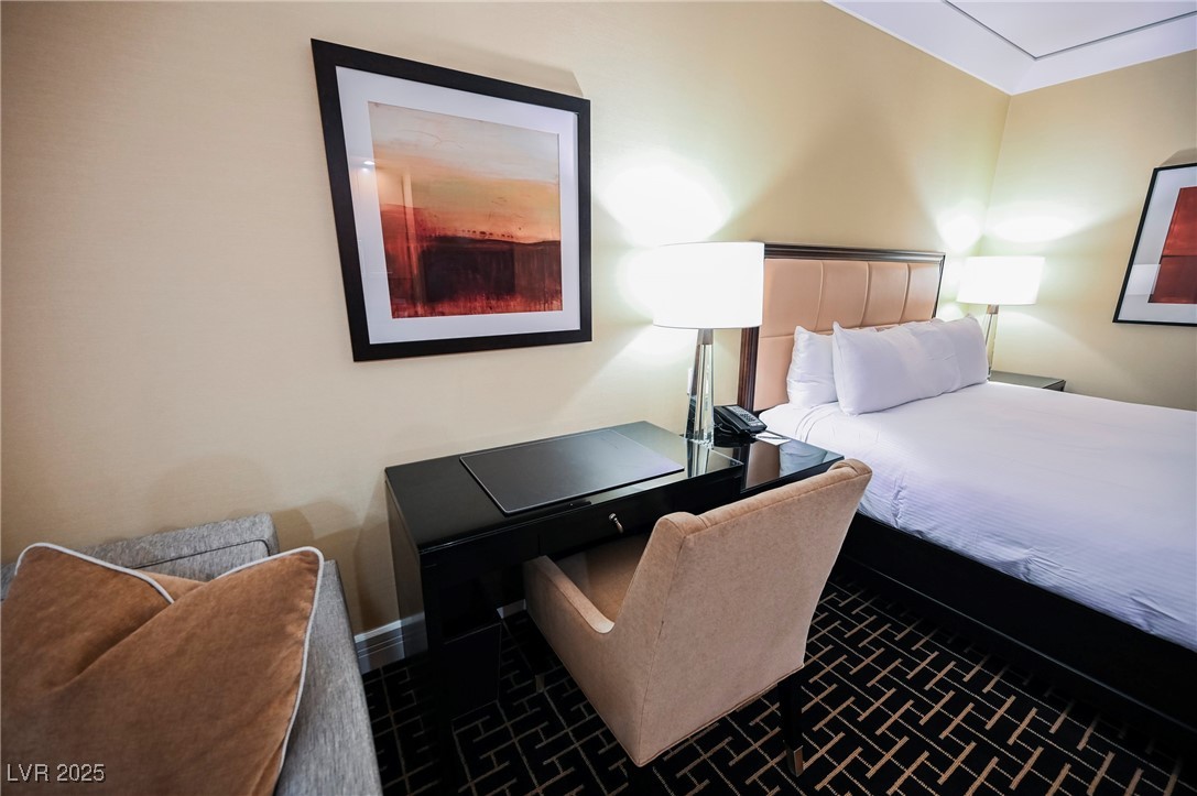 2000 FASHION SHOW Drive 5428