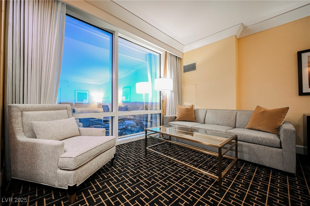 2000 FASHION SHOW Drive 5428