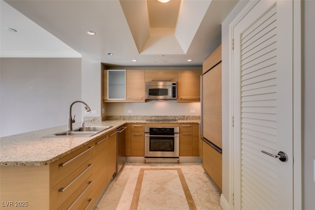 222 KAREN Avenue 1604