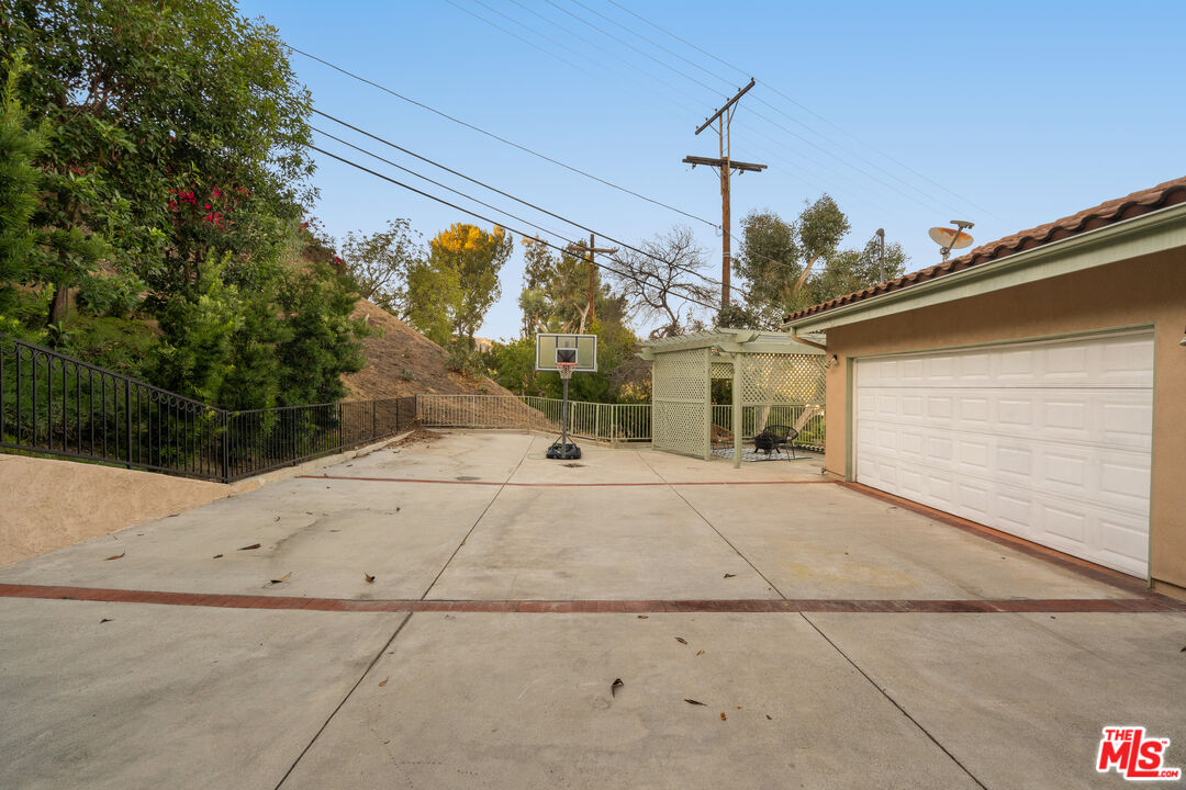 2447 Norwalk Ave