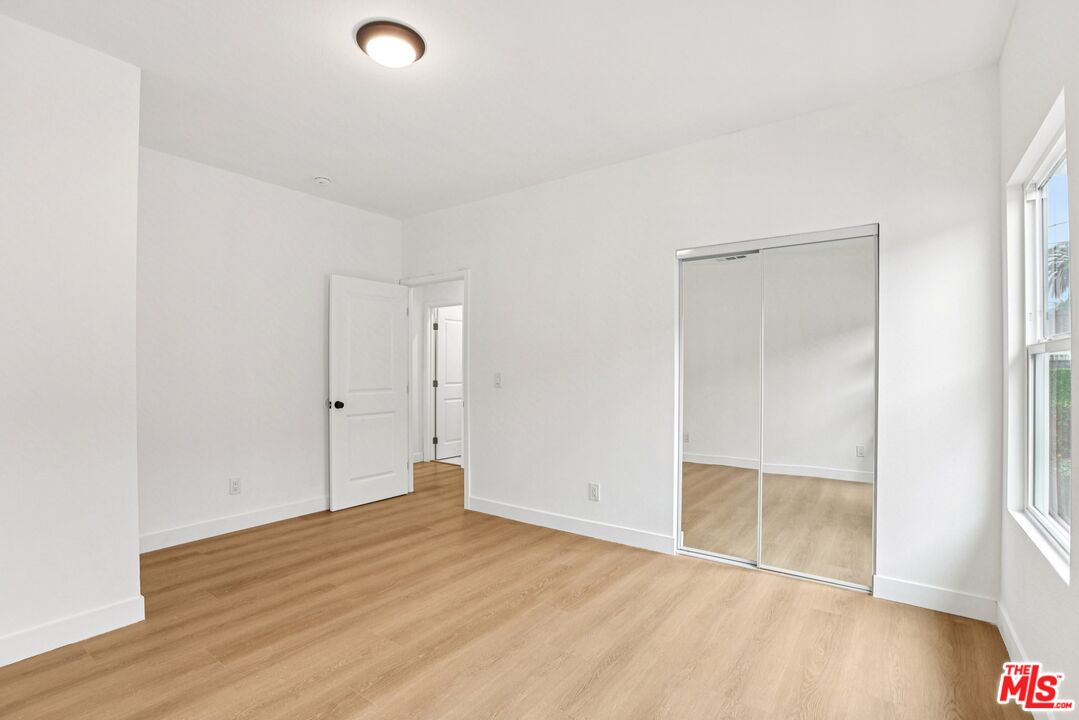 1320 W 51st Pl