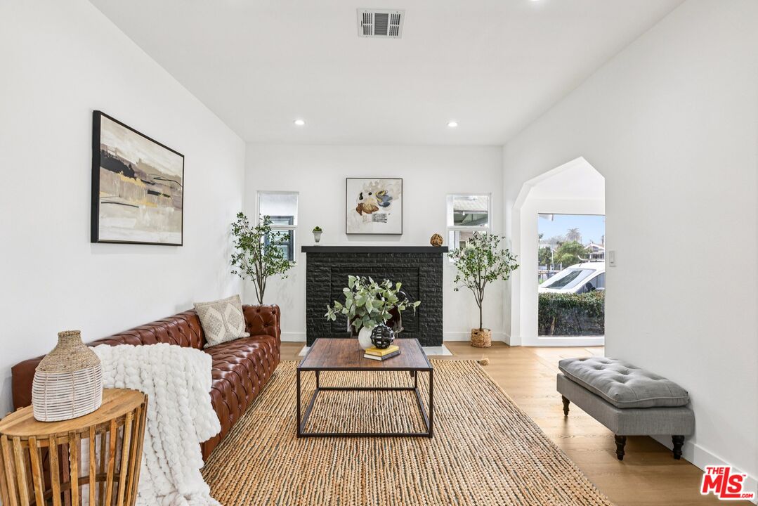 1320 W 51st Pl