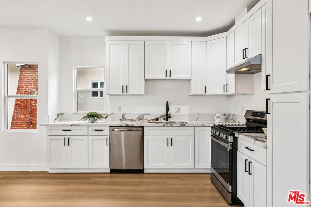 1320 W 51st Pl