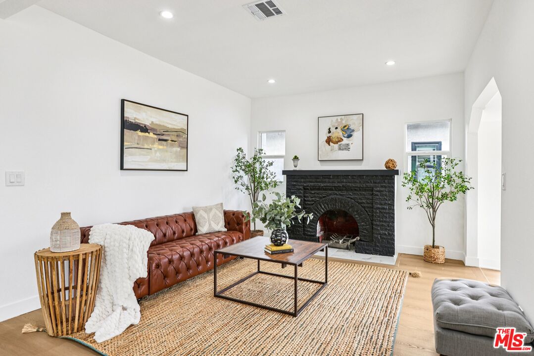 1320 W 51st Pl