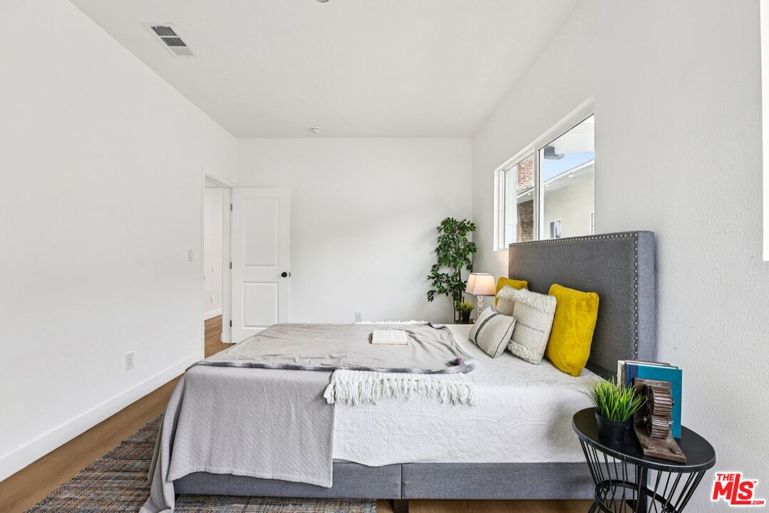 1320 W 51st Pl