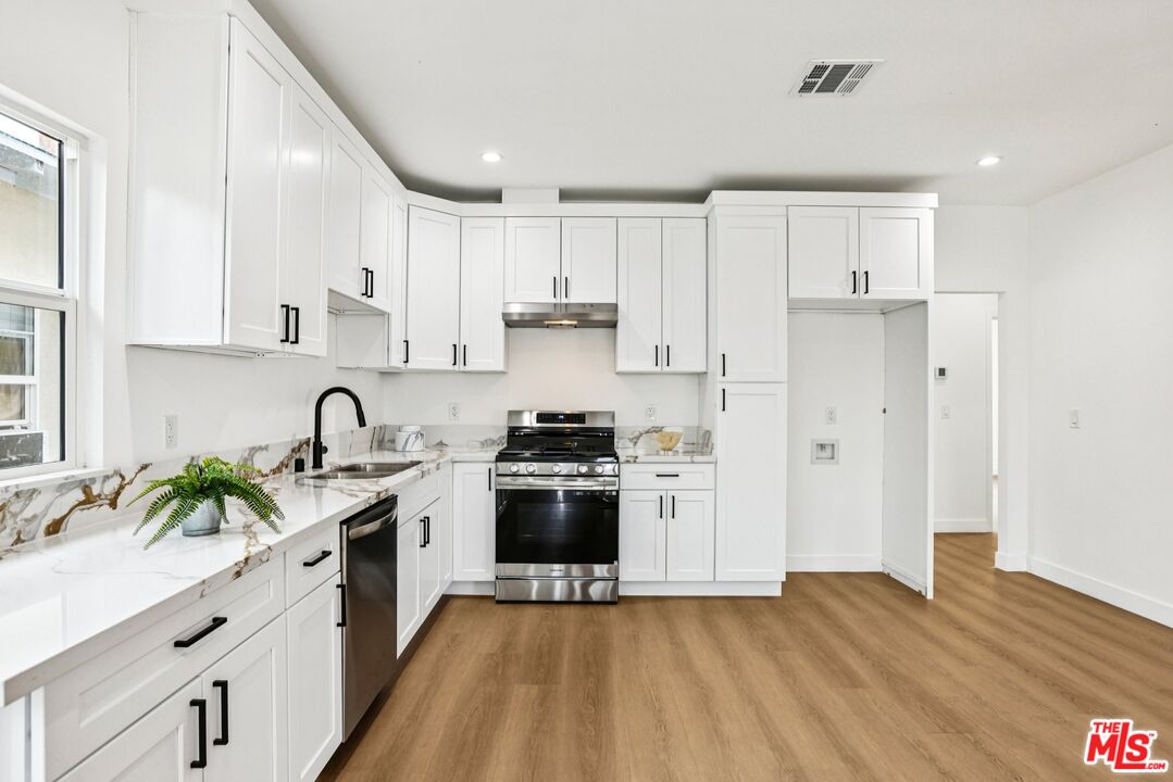 1320 W 51st Pl
